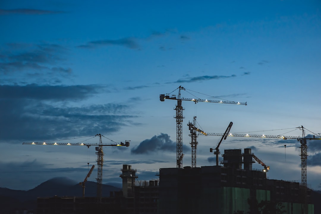 several-cranes-above-the-buildings-d46mxlsqrjw